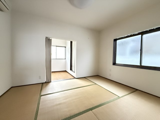 6帖和室は客間や寝室として使いやすい落ち着いた空間。柔らかな畳が心地よくくつろぎの時間を過ごせます。引き戸や収納も備わり生活動線もスムーズ。窓からの自然光で日中は明るい雰囲気が広がります（隣建物分）