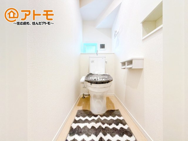 窓があり換気もすぐにできる、清潔感のあるトイレです♪