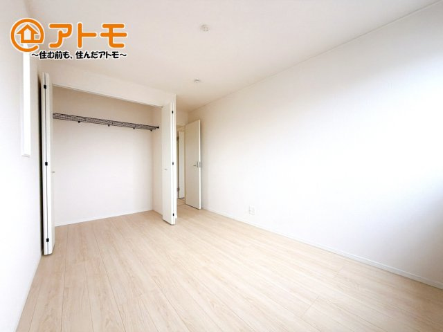 広々使える収納付きの洋室です♪