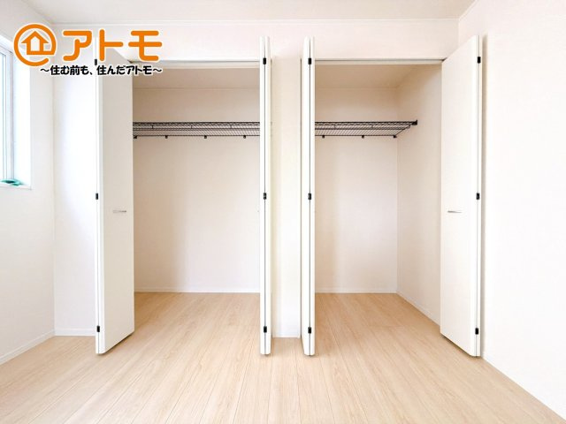 ハンガーパイプ付きのクローゼットは季節ものなどを収納することができて便利です♪