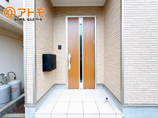 落ち着いた色合いの玄関はダブルロックで防犯性に優れた仕様になっています♪