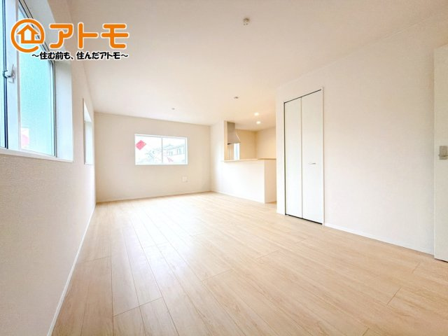 広々と開放的なLDKは、家族が自然と集まる広さ♪お子様のリビング学習にもピッタリ♪
