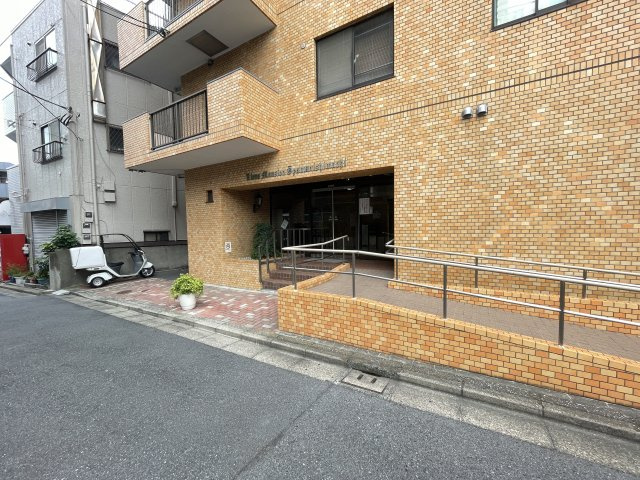 エントランスにはスロープもございます。