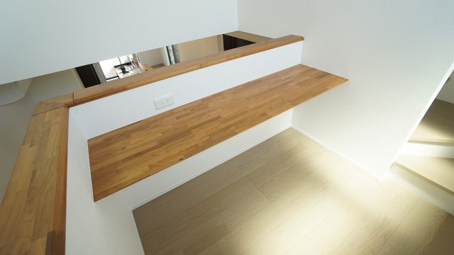 フリースペース　1Ｆ～2Ｆの間にカウンターテーブルつき