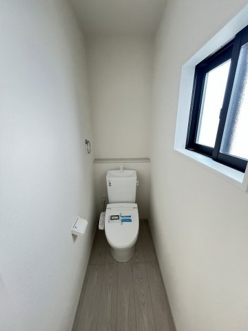 施工例。1階のトイレです。施工例は完成時と異なる場合があります。