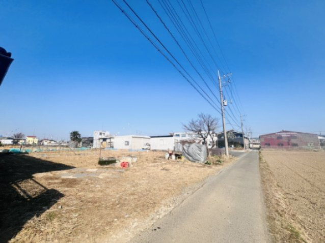 東側接道の為、陽当たり良好です♪　のどかで開放感のある住環境です！