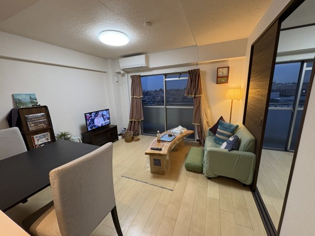 隣の洋室とつなげれば開放感が生まれます　※現在空室。家具等は全て撤去予定です