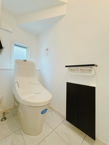 ■トイレ｜トイレは1・2階それぞれにシャワー付きトイレを完備。朝夕の忙しい時ほど、家族のトイレ時間がかぶるもの。トイレが2箇所にあると時短にも繋がり便利です。