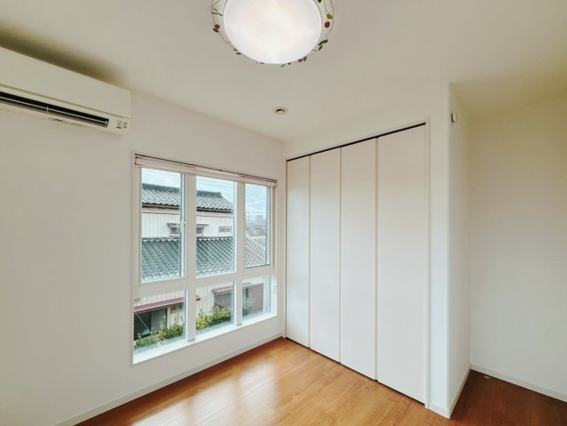 ■洋室｜2階各居室には収納をご用意しています♪常にお部屋を綺麗に保てます！小さなお子様も自然とお片付けができるようになるのでうれしいですよね！