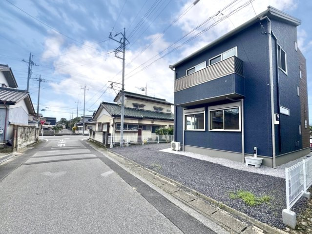 ■外観｜前面道路が広く見渡しが良いため、車の出入りやすれ違いもスムーズで日々の運転も安心して行えます♪