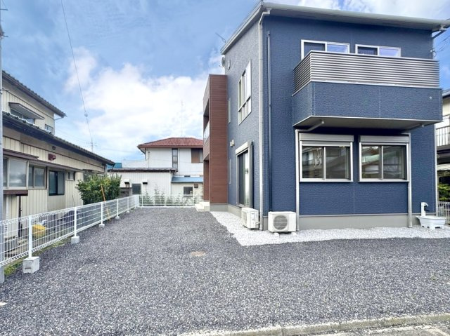 ■外観｜庭付き一戸建てならお子様やペットが走り回っても大丈夫！伸び伸びと遊び、過ごすことができます♪
