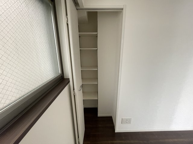 サービスルームには収納もございます。