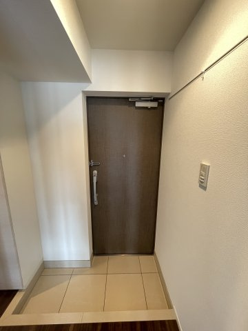 人感センサーのライト付きで、いつでも明るく迎えてくれる玄関。　
