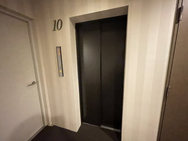重たい荷物を持っていても、エレベーターがあれば安心です。　