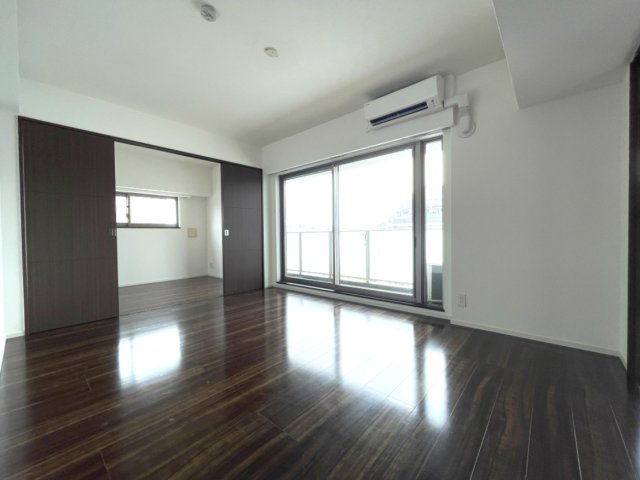 広々としたLDKは、隣接するお部屋の扉を開けて、さらに解放感ある空間に。　