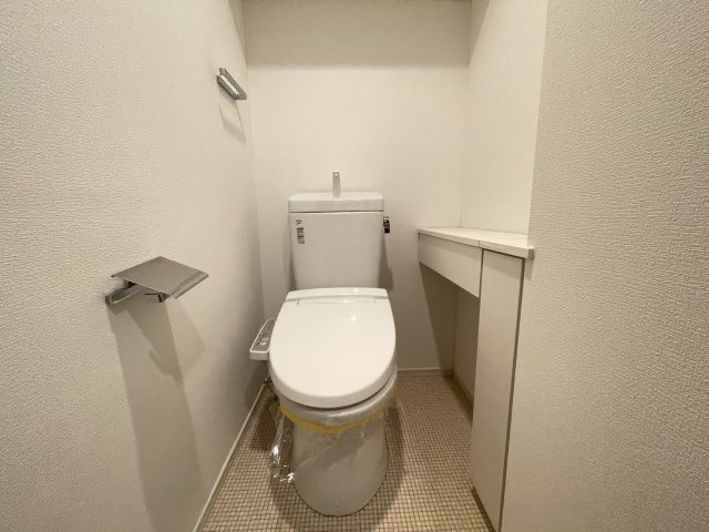 温水洗浄便座付きの清潔感あるトイレは、落ち着いた空間に。　