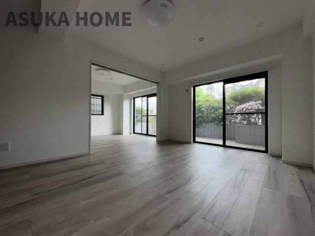 LDKと隣接した洋室は、リビングを広く使う事もできるので汎用性が高いリビングになってます。