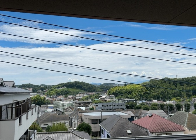 3階部分のバルコニーからの心地よい眺望です。前面に大きな遮蔽物がなく陽当りや通風に恵まれたロケーションで、周囲の緑や街並みを一望できます。日々の暮らしの中で開放的な気分を味わえる魅力的な景色です。