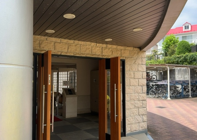 マンションの顔となるエントランスには、不在時でも荷物を受け取れる便利な宅配ボックスとオートロックを完備。防犯カメラやTVモニタ付インターホンもあり、防犯面・利便性ともに優れた共用部です。