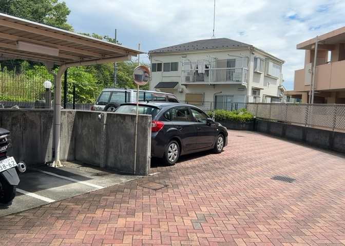 敷地内には駐車場が用意されています。車の出入りや乗り降りがしやすいよう配慮されており、お持ちのお車のサイズが適応するか現地で確認が可能です。最新の空き状況に関しては遠慮なくお問合せください。