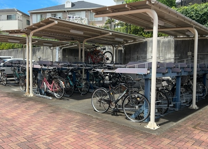 敷地内に屋根付きの駐輪場が完備されており、月額200円でご利用いただけます。自転車を雨風から守ることができ、お出かけや買い物、毎日の通勤通学にも便利です。利用条件や空き状況はお気軽にお尋ねください。