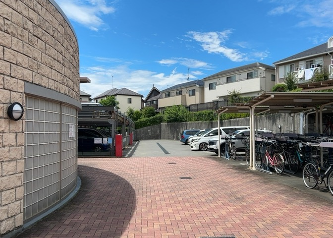 マンション敷地内の平地駐車場・共用駐車スペースです。車載時の出し入れがスムーズに行える設計で、荷物の積み下ろしも楽々おこなえます。お車のサイズとの適合については現地ご案内時にしっかりご案内します。