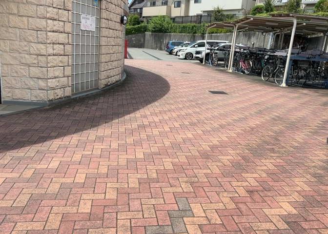 落ち着いた雰囲気を醸し出す共用部分の敷地スペースです。管理体制が行き届いており、日々の清掃や整備も行き届いています。居住者の方が心地よく暮らせるよう、清潔感のある空間づくりが徹底されています。