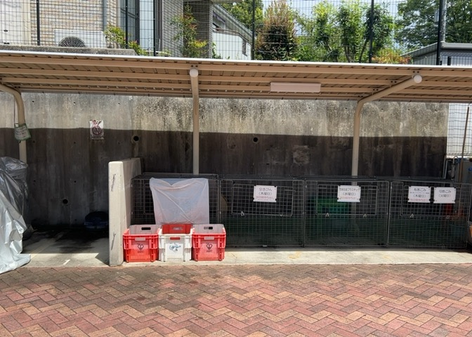 共用部にはエレベーターが完備されており、3階のお部屋への行き来や重い荷物の持ち運びもスムーズです。またセキュリティ設備として防犯カメラや24時間緊急通報システムを備えており安心して暮らせます。