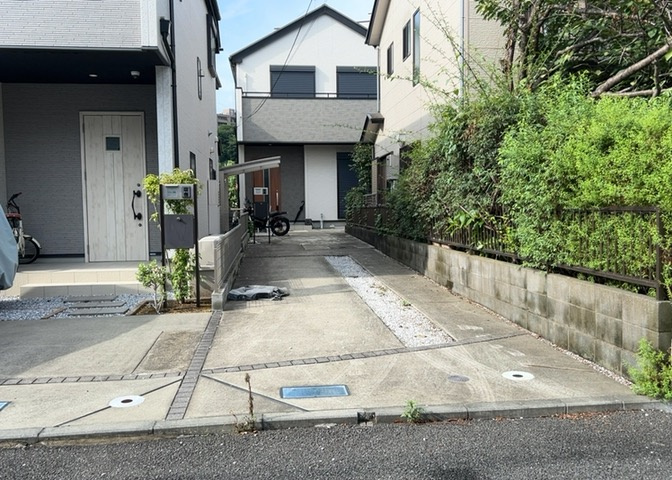 バルコニーは、室外の専用スペースのうち、「屋根がなく開放された空間」であるものを指します。ベランダより広いタイプのものが多く、日当たりもよいため家庭菜園などを楽しみたい人にとって適した環境となります。