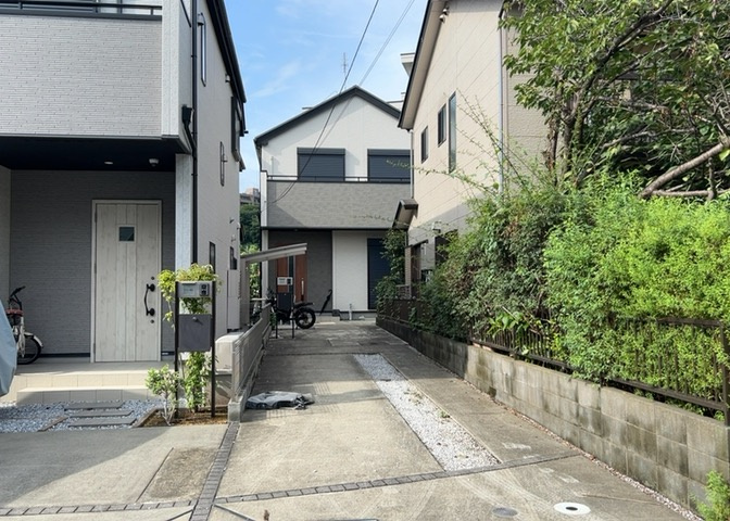 玄関は家の顔でもあり、家族以外の目にも止まる場所です。玄関は外との間を仕切る扉、靴などをしまっておく収納スペース、靴脱ぎのたたきスペース、来客とのやり取りをするドアホンなど複数のアイテムからなります。