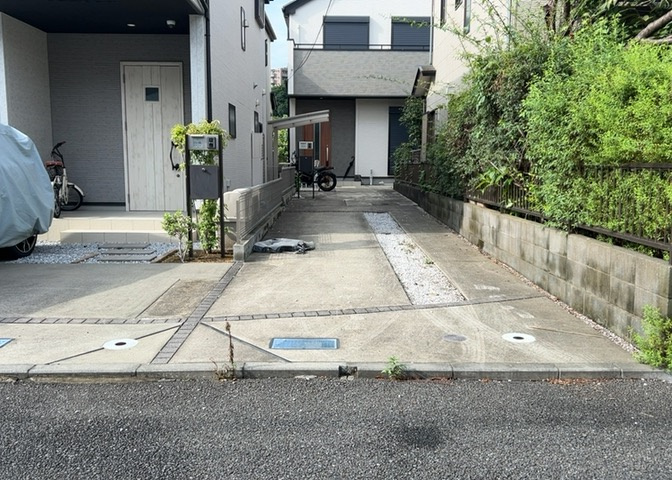木造住宅とは土台、壁、柱など建築物の強度を支える構造体の材に木が使用されている構造を指します。構造体は建物の自重を支えるだけではなく風圧や水圧、積裁荷重などあらゆる衝撃に耐えるための基礎です。