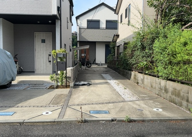 建物の基礎工事の方法は、主流となっているベタ基礎（防湿基礎）と布基礎の2種類に分類され、床下の通気性や耐久性などに違いがあります。建物の基礎部分の構造や付帯設備など詳細については現地でご確認ください。