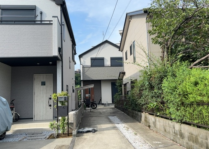 玄関ポーチにおいて最も重視すべきと言っても良いのが広さです。適切な広さの玄関ポーチでないと外見的なバランスは崩れてしまいますし、何より使いにくくなってしまいますので、現地で実際に下見をしてみましょう！