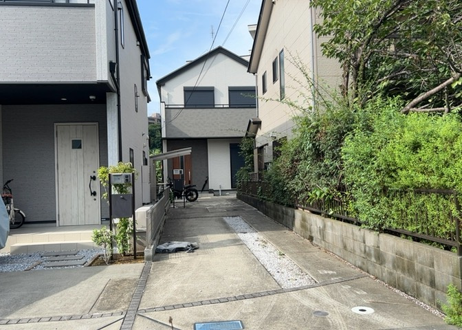 床下換気口は、床下に湿気がこもることを防ぎ、効果的に換気を行うために設置されています。床下換気口が設置されていない建物は、基礎パッキング工法などにより換気を行なっています。詳細は現地でご確認ください。