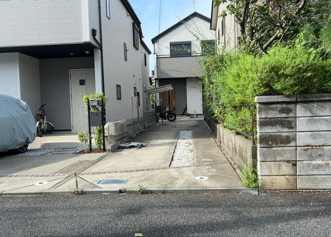 南側道路の場合は長い時間光を入れ込むことができるため、庭やリビングを道路側に持ってくることが多く土地価格も高い傾向にあります。一方北側道路だとリビングや庭が南側になりプライバシーを守ることができます。