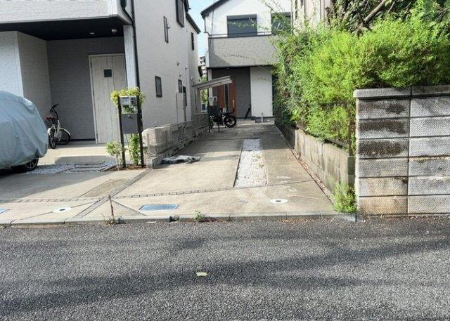 東側道路の場合は居室を南向きに設計しやすいため、朝日が入りやすいというメリットがあります。一方、西側道路も東側同様に居室を南向きに設計しやすいのですが、住宅地だと朝日が入りにくいという弱点があります。
