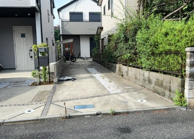 車一台あたりに必要なスペースは、標準サイズの普通自動車で横幅2m50cm、長さ5mは必要になります。ただし、乗降のことも考慮して横幅3m30cm、長さ5m50cmほどは確保できるところを選びましょう。