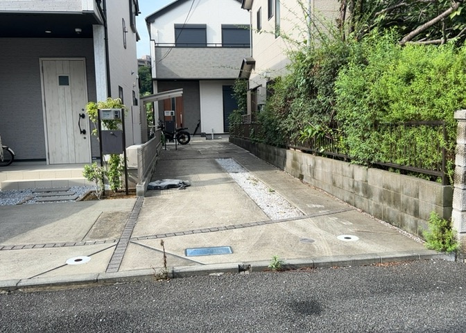 庭のある家に住むことのメリットとして、子どもたちの遊び場を確保できること、ガーデニングや家庭菜園を楽しめること、明るさを確保できることがあります。また、配置を工夫することでプライバシーが確保できます。