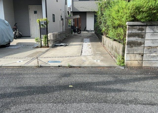 住宅用の土地では前面道路に2m以上接していなければならないと法律で定められています。しかし、お持ちの車のサイズやライフスタイルなどにより、2mでは利便が悪い場合もございますので、事前に確認しましょう。