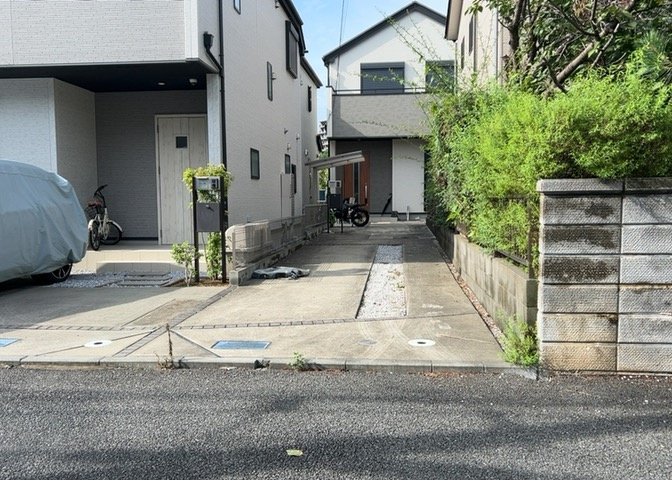 道幅が広い場所は日当たりや風通が良好です。幅が広いのですれ違いも可能ですし大きな車でも駐車可能！一方で、大型車が通ることも多くなるため交通量の増加により騒音に繋がります。また土地の値段が高くなります。