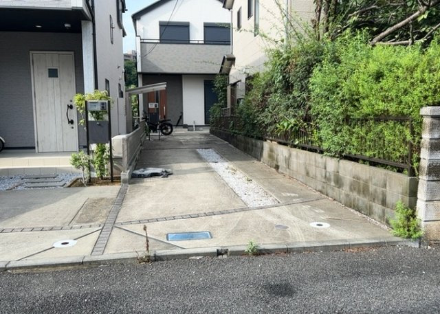 駐車場と明記されていても、最小スペースでつくられた駐車場だと大型車は駐車できなかったり、出入りしにくくなったりする可能性があります。お車のサイズと購入したい物件の駐車場のサイズを現地で確認しましょう。