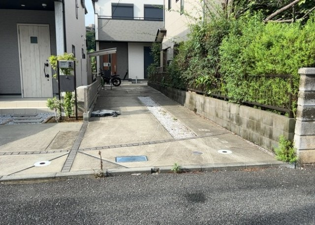 庭があることでガーデニングや家庭菜園はもちろん、こどもの遊び場やペットを放して遊ぶことができます。また、家の周囲に余裕があるということです。隣地との間があれば、十分な日当たりと、風通しが確保できます。