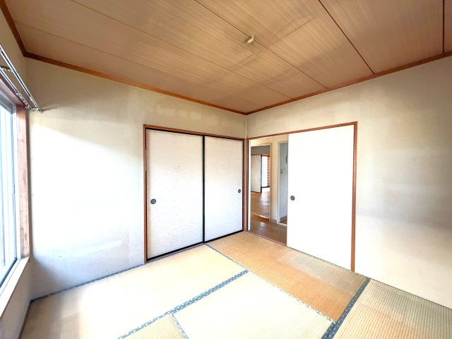 【邑楽郡千代田町福島　中古物件　和室】　北東角の4.5帖の和室から廊下へ繋がっています。