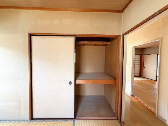 【邑楽郡千代田町福島　中古物件　和室収納】　北東角の4.5帖の和室の収納です。