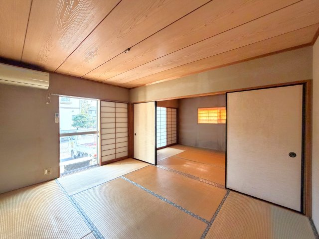 【邑楽郡千代田町福島　中古物件　和室】　中央の6帖の和室には南側に掃き出し窓があります。