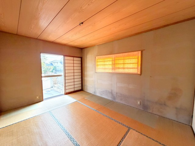 【邑楽郡千代田町福島　中古物件　和室】　南西角の6帖の和室には南側に掃き出し窓、西側にも腰窓があります。