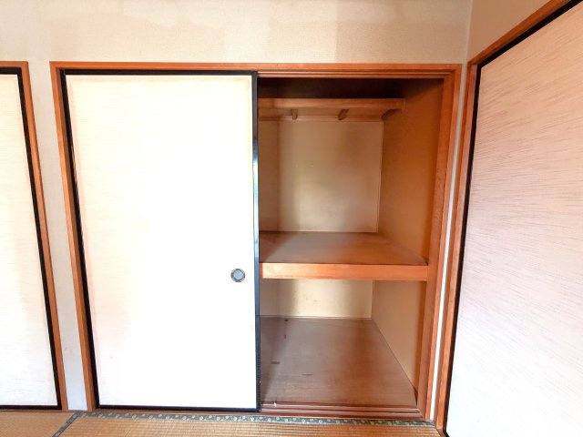 【邑楽郡千代田町福島　中古物件　和室収納】　南西角の6帖の和室の収納です。