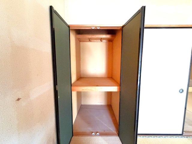 【邑楽郡千代田町福島　中古物件　和室収納】　南西角の6帖の和室の収納です。