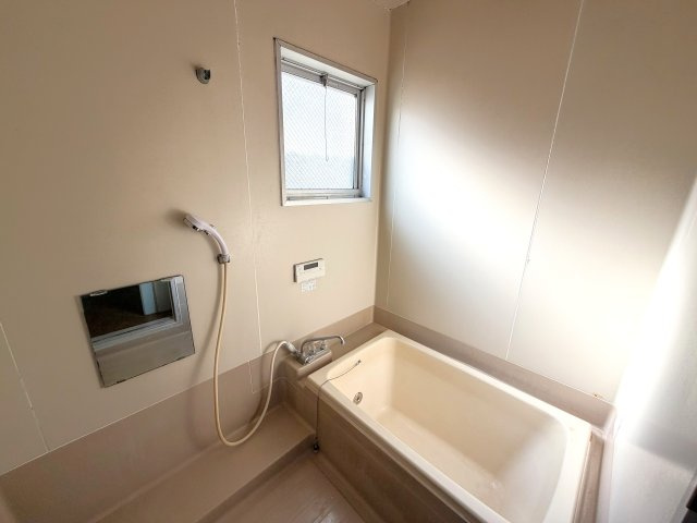 【邑楽郡千代田町福島　中古物件　浴室】　浴室には換気のできる窓があります。