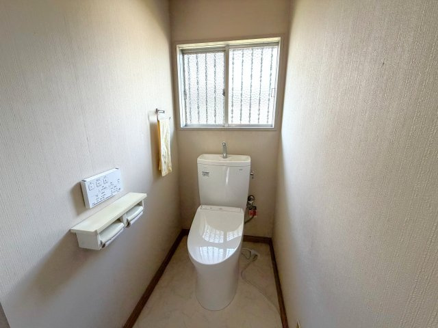 【邑楽郡千代田町福島　中古物件　トイレ】　窓があり明るいトイレです。便器本体は2016年(平成28年)に入替、R6年にウォシュレットにしました。